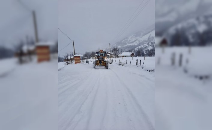 Karadeniz'deki 3 ilde 642 köy yolu kar nedeniyle ulaşıma kapandı