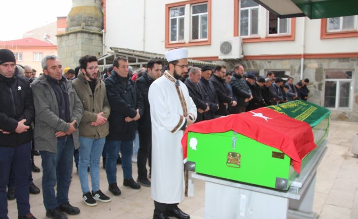 Malatya'da depremde hayatını kaybeden genç, Amasya'da son yolculuğuna uğurlandı