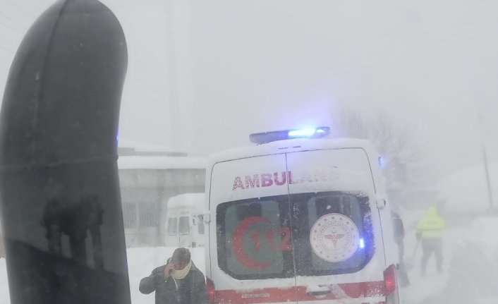 Ordu'da hasta kadın kepçeyle ambulansa taşındı