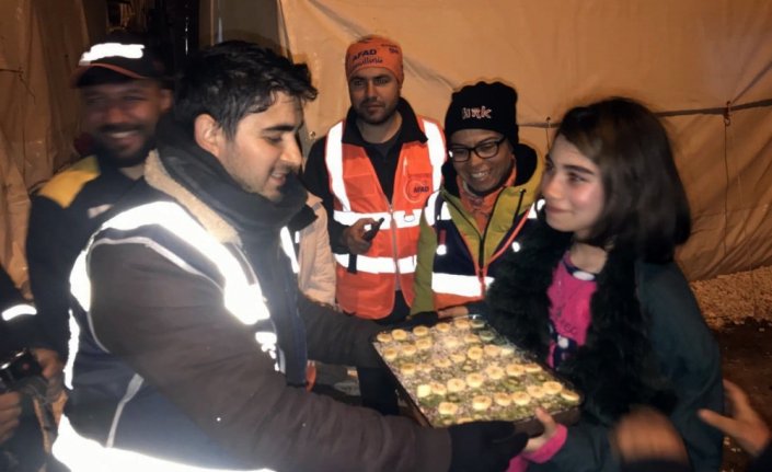 Polislerden çadır kentteki kız çocuğuna doğum günü sürprizi