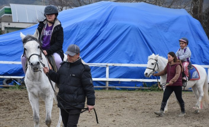 Depremzede çocuklar atlı terapi ile yaşadıklarının etkisinden uzaklaştırılıyor