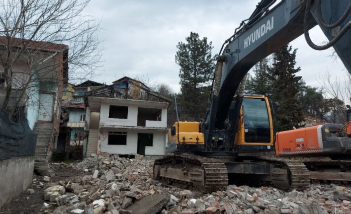 Karabük'te ahşap malzeme toplamak için çıktığı çatıdan düşen kişi yaralandı