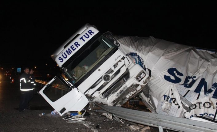 Kastamonu'da bariyerlere çarpan tırın sürücüsü yaralandı