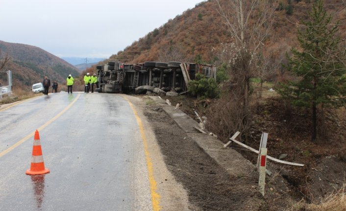 Kastamonu'da devrilen tırın sürücüsü yaralandı