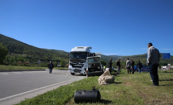 Tokat'ta tır ile otomobilin çarpıştığı kazada 3 kişi yaralandı