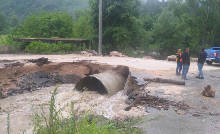 Düzce'de sağanak sonrası dere taştı, köy yolu kapandı