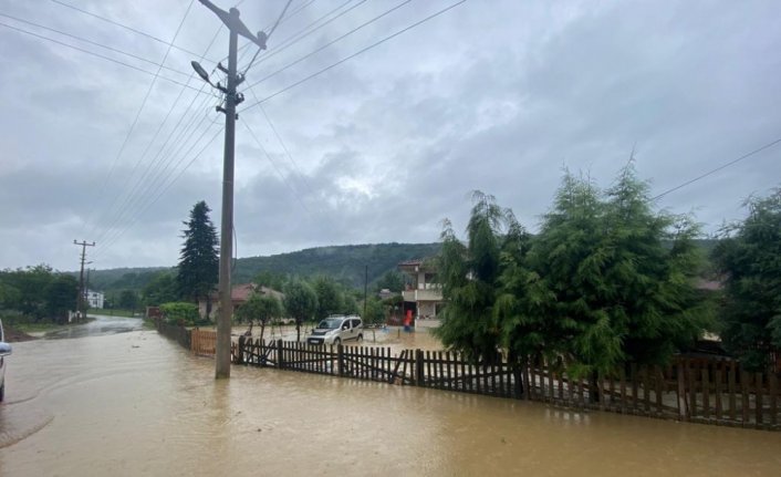 Düzce'de sağanak su baskınlarına neden oldu