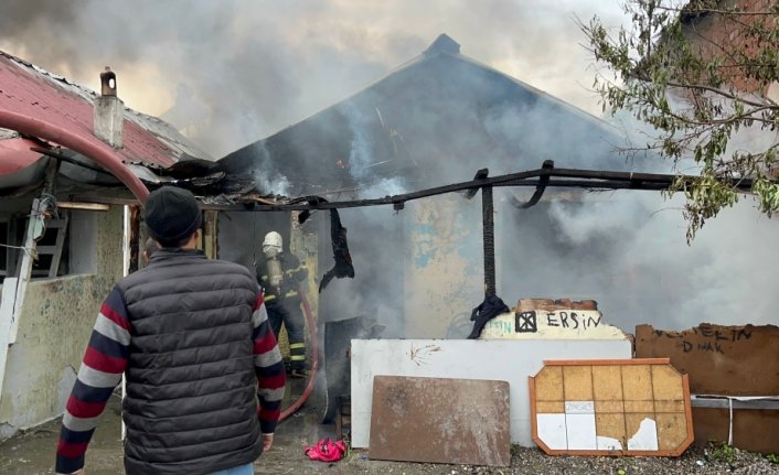 Düzce'de tek katlı ev yangında kullanılamaz hale geldi