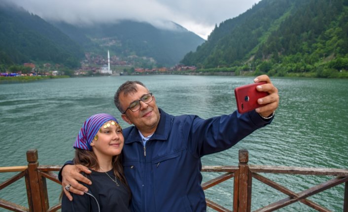 Otobüsün direksiyonuna geçen belediye başkanı, ilçe halkını Trabzon'a götürdü