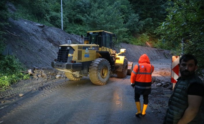 Trabzon'da şiddetli yağış hayatı olumsuz etkiledi