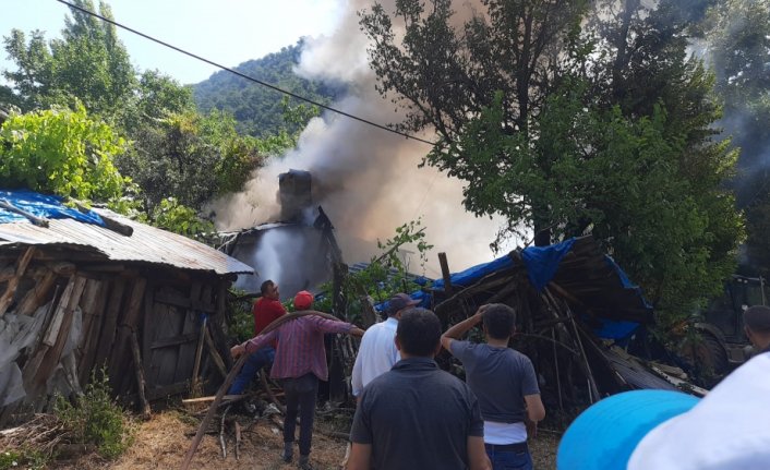 Göynük'te çıkan yangında ev ile bitişiğindeki yapılar kullanılamaz hale geldi