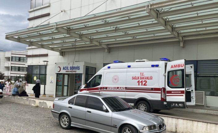 Kastamonu'da iki otomobilin çarpıştığı kazada 3 kişi yaralandı