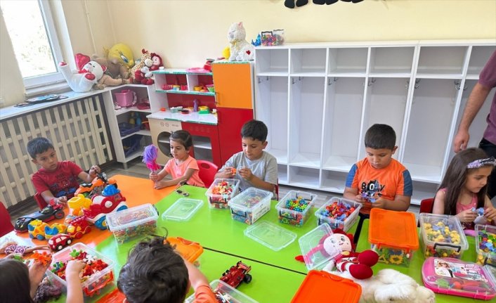 Portekizli öğrencilerden Afşin'deki depremzede çocuklara oyuncak yardımı