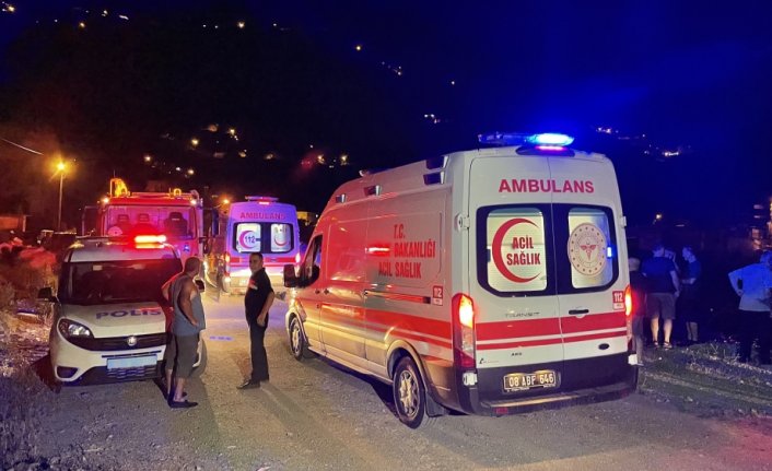 Artvin'de otomobilin nehre düştüğü kazada 2 kişi yaralandı