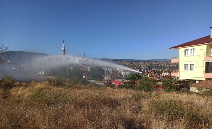 Tosya'da çıkan ot yangını söndürüldü