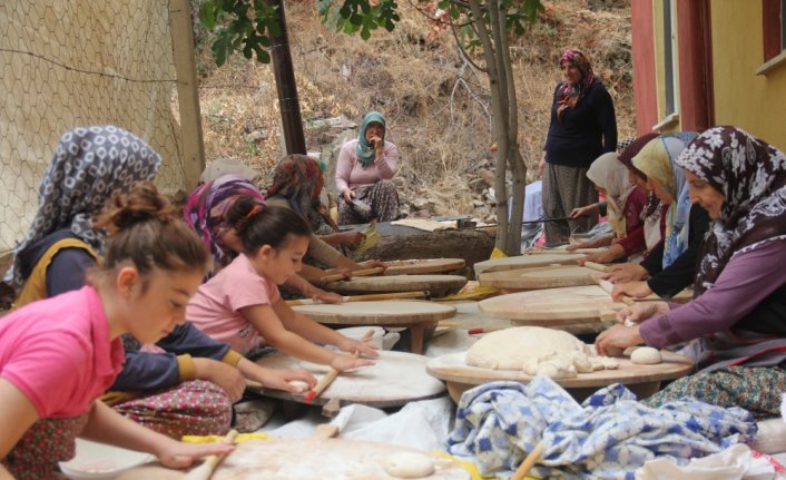 Çorum Oğuzlar'da kışlık yufka ekmeği mesaisi başladı