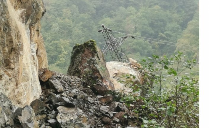 Giresun'da Espiye-Ericek grup yolu, heyelan nedeniyle ulaşıma kapandı