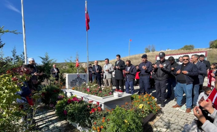 Artova Kaymakam Atam, şehit Onbaşı Fındık'ın mezarını ziyaret etti