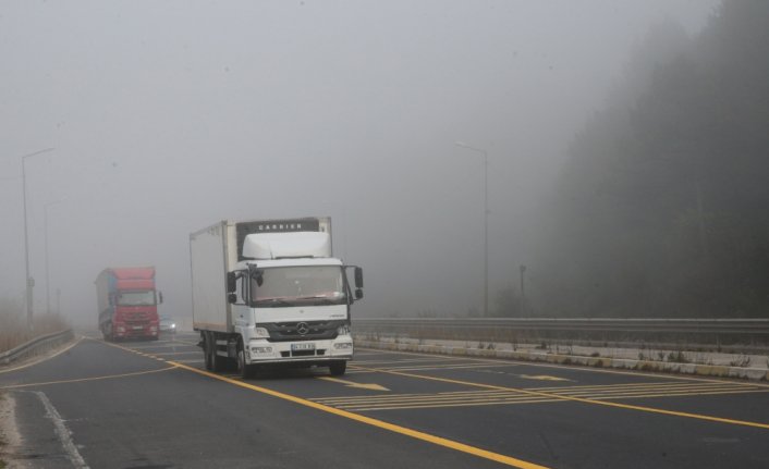 Bolu Dağı'nda sis görüş mesafesini düşürdü