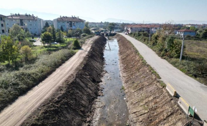 Düzce'de dere ıslah çalışmaları devam ediyor