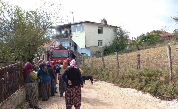 Düzce'de iki katlı evde çıkan yangın söndürüldü