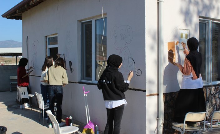Erbaa'da öğrenciler hayvan barınağının duvarlarına resim çizdiler