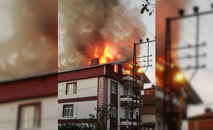 Karabük'te bir binanın çatı katında çıkan yangın söndürüldü