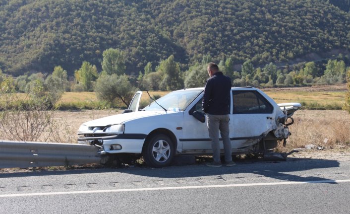 Kastamonu'da iki otomobilin çarpıştığı kazada karı koca yaralandı