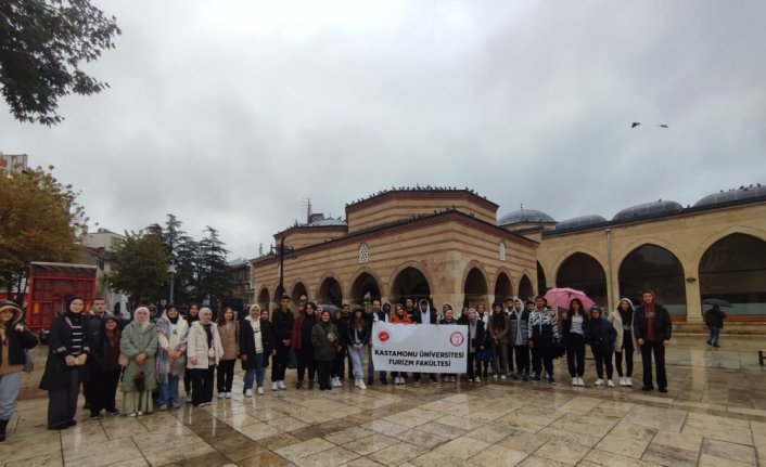 Kastamonu'daki üniversite öğrencilerine yaşadıkları şehir tanıtıldı