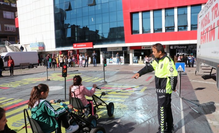 Mobil trafik eğitim tırı ile Havza'da çocuklara eğitim verildi