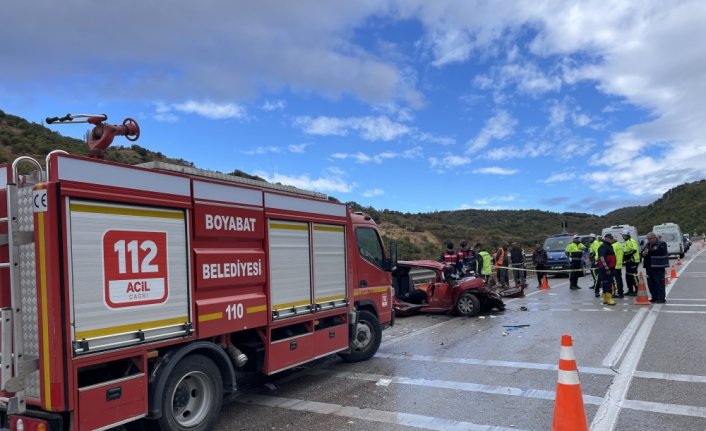 Sinop'ta kamyona çarpan otomobildeki 4 kişi öldü, 1 kişi yaralandı