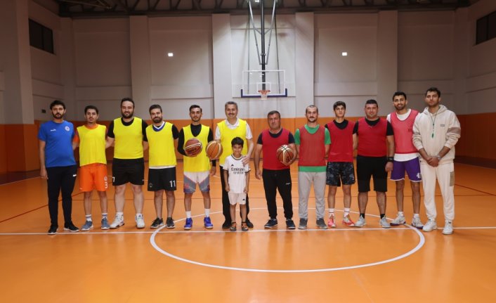 Tokat Belediye Başkanı Eroğlu gençlerle basketbol oynadı