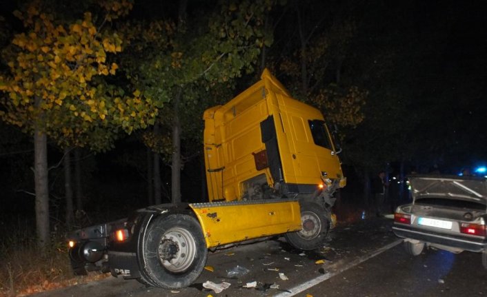 Tokat'ta otomobille çekici çarpıştı, 4 kişi yaralandı