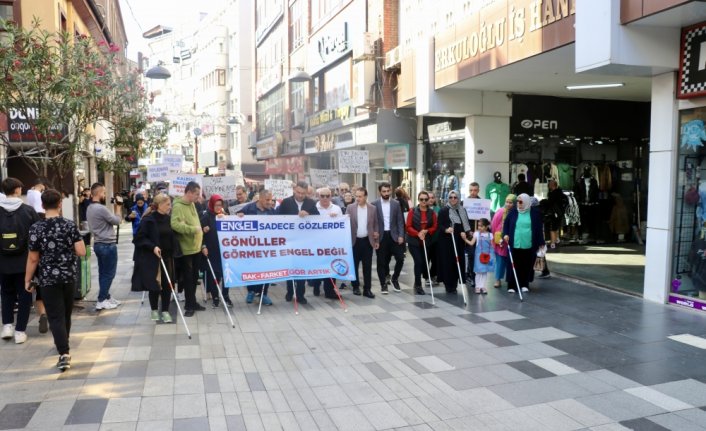 Trabzon'da görme engelliler farkındalık yürüyüşü düzenledi