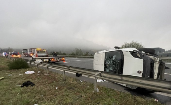 Anadolu Otoyolu'nda iki otomobilin karıştığı kazada 6 kişi yaralandı