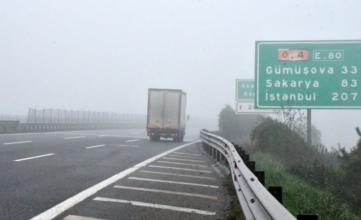 Düzce'de sis görüş mesafesini azalttı