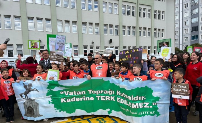 TEMA temsilcileri ve öğrenciler “Toprağa Saygı“ için yürüdü