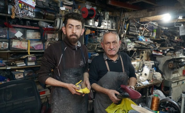 Ayakkabı tamircisi baba ve okullu oğlu, ata mesleğini sürdürüyor