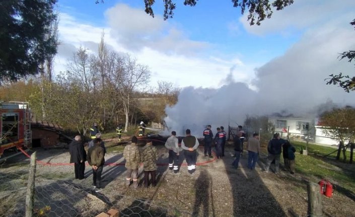 Sinop’ta çıkan yangında tahıl ambarı yandı