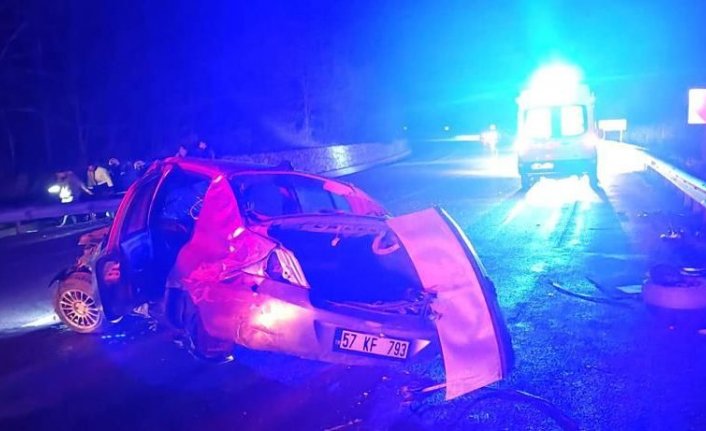 Sinop'ta devrilen otomobilin sürücüsü ile eşi yaralandı