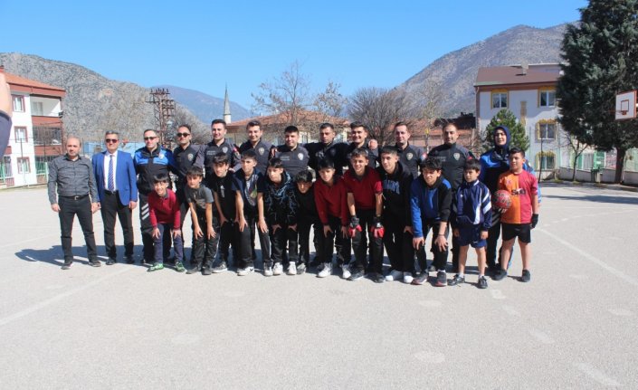 Amasya'da polisler ve öğrenciler futbol maçı yaptı