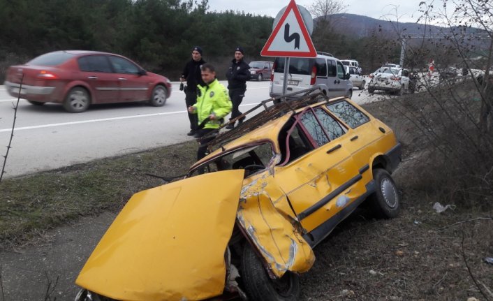 Boyabat’ta su kanalına devrilen otomobildeki iki kişi yaralandı