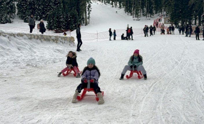 Ilgaz Dağı'ndaki Yurduntepe Kayak Merkezi'nde tatil yoğunluğu sürüyor