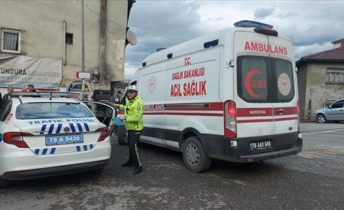 Karabük'te minibüsle otomobilin çarpıştığı kazada 2 kişi yaralandı