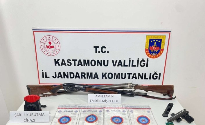 Kastamonu'da peçeteye emdirilmiş uyuşturucuyla yakalanan 2 şüpheli gözaltına alındı