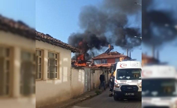 Merzifon'da bir evin çatısında çıkan yangın söndürüldü