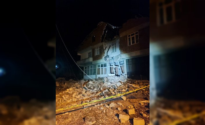 Tokat'ta heyelan tehlikesi bulunan köydeki caminin minaresi devrildi