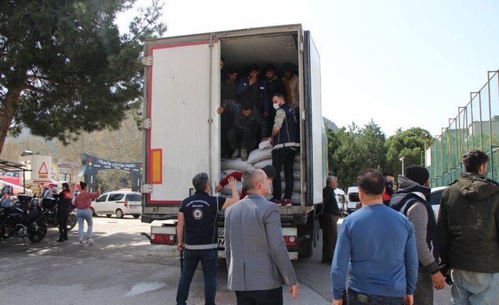 Amasya'da mercimek taşıyan tırın dorsesinde 40 düzensiz göçmen yakalandı