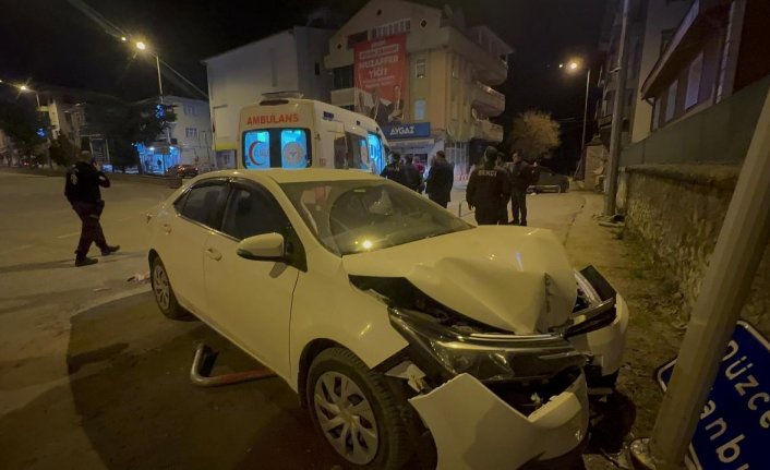 Düzce'de trafik levhasına çarpan otomobildeki 2 kişi yaralandı