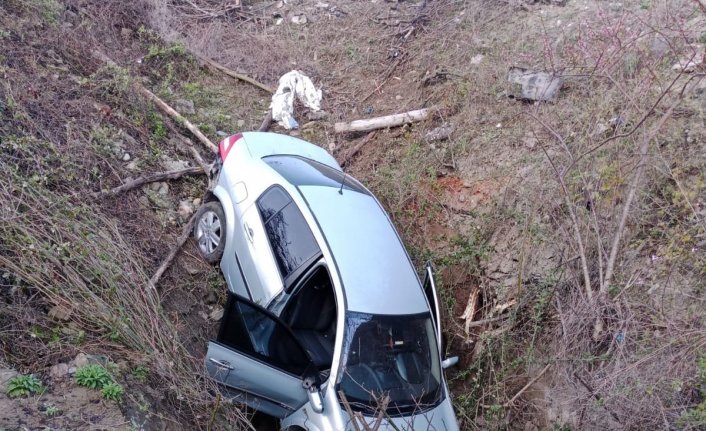 Taşova'da devrilen otomobilin sürücüsü yaralandı
